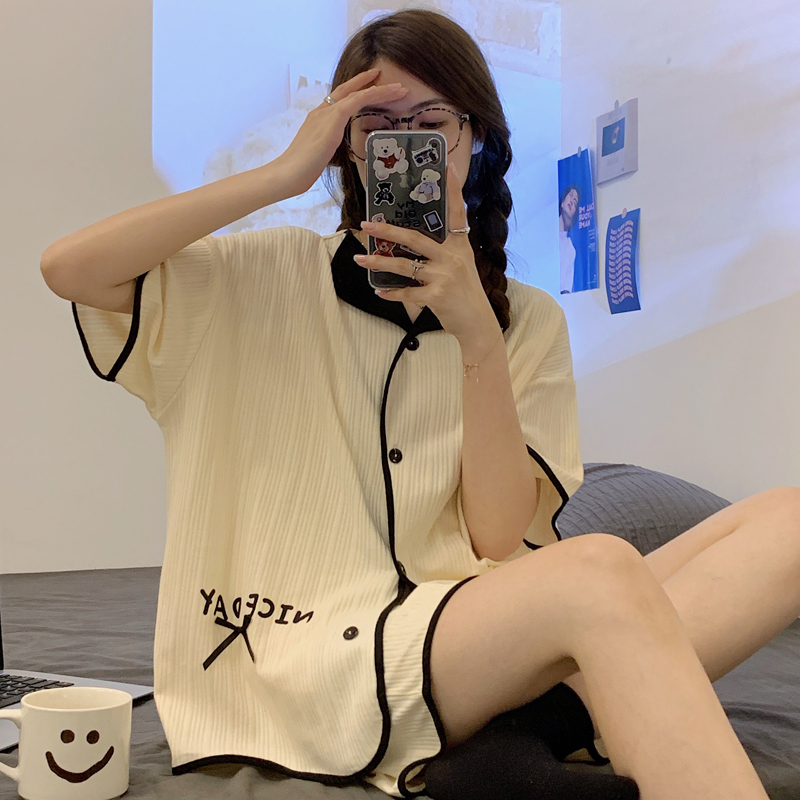 ชุดนอนผู้หญิง