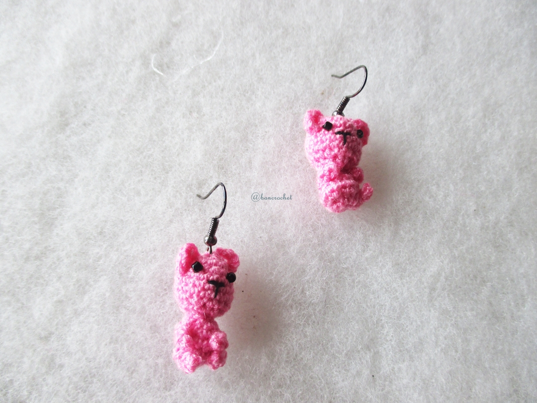 ต่างหูถัก รูปหมีชมพู ขนาด 1.5 นิ้ว mimi bear amigurumi earrings crochet 1.5 inches