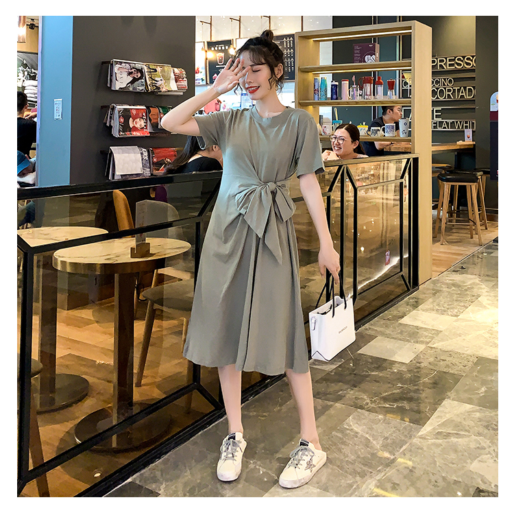 Dress4656 เดรสยาวสีเอิร์ธโทนสไตล์มินิมอล ผูกโบว์ช่วงเอวดูมีดีเทล ผ้าคอตตอนเนื้อดีนุ่มใส่สบาย งานสวยใส่ง่ายดีเทลน่ารักเรียบๆ เท่ๆ ดูมีสไตล์ไม่ซ้ำใคร มี 2 สี ดำ, เขียวหม่น
