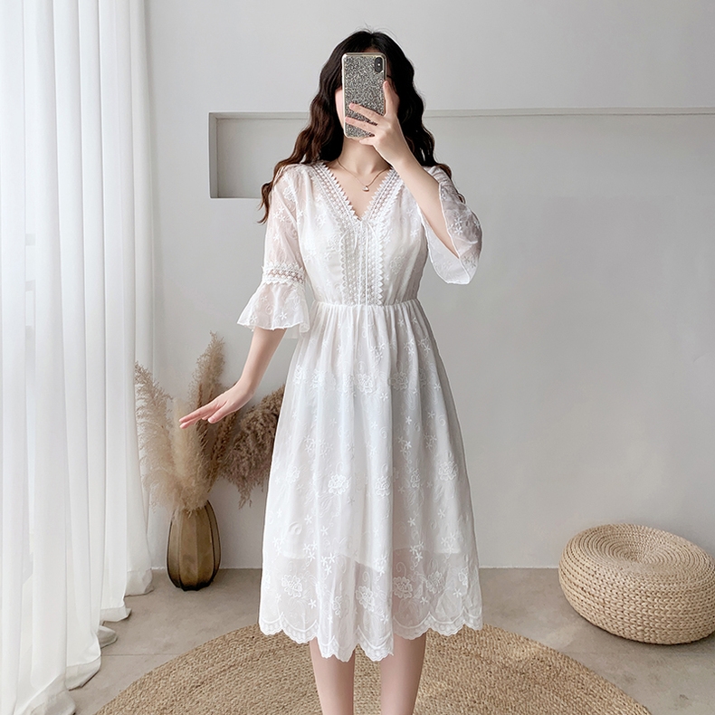 Dress4720 เดรสยาวชีฟองสีขาวปักลูกไม้ลายดอกทั้งตัว คอวีแต่งเชือกผูกไขว้ แขนยาวสี่ส่วนระบายแต่งลูกไม้ ซิปข้าง เอวสม็อคยางยืด ผ้าชีฟองเกรดพรีเมียมเนื้อดีนุ่มน่าใส่ มีซับในอย่างดี งานสวยหรูดีเทลดีงามดูสวยแพง ใส่เที่ยว/ใส่ออกงานได้