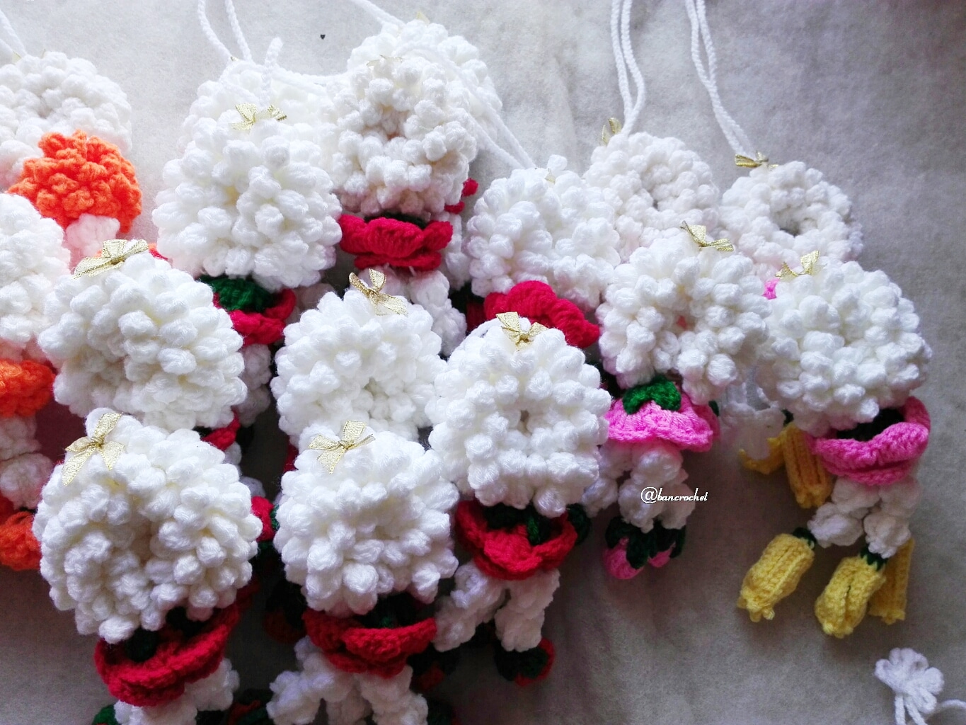 bancrochet พวงมาลัยกุหลาบแดงถักแขวนหน้ารถ / แขวนกระจกรถ ถักโครเชต์ thai garland crochet hanging แดงขาว 3*6 นิ้ว