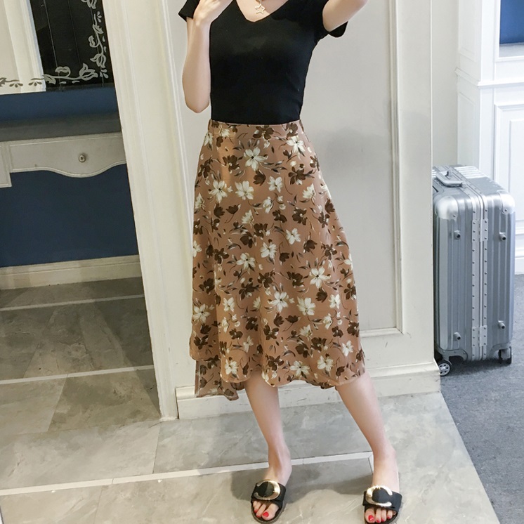 Skirt381 กระโปรงยาวลายดอกไม้ เอวสม็อคยางยืดด้านหลัง ดีเทลชายด้านหลังยาวกว่าด้านหน้า มีซับในเนื้อนิ่มอย่างดี ผ้าชีฟองเนื้อทรายเนื้อหนาสวยมีน้ำหนักทิ้งตัว งานสวยแมทช์กับเสื้อทรงไหนก็ดูดี