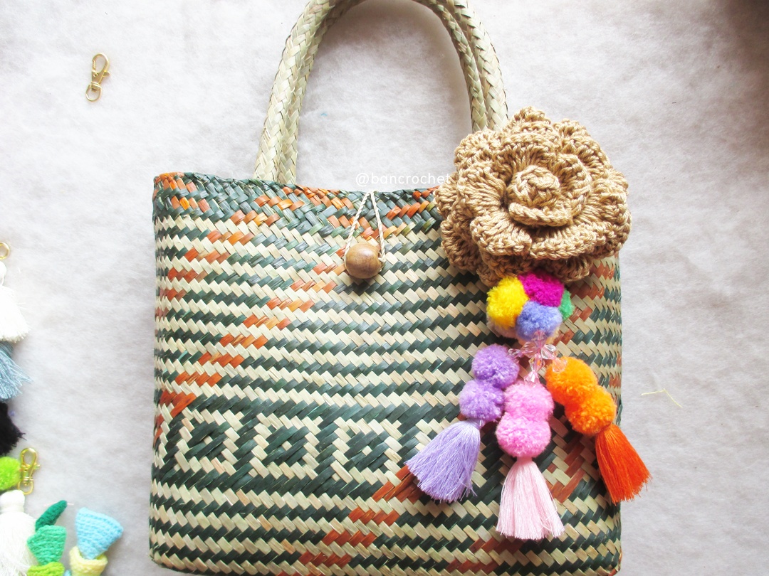 bancrochet กระเป๋ากระจูดสาน ประดับดอกไม้สีกาแฟและปอมปอม ขนาด 11*10*4*16 นิ้ว basket weave bags ธรรมชาติ 11*10*4*16 นิ้ว