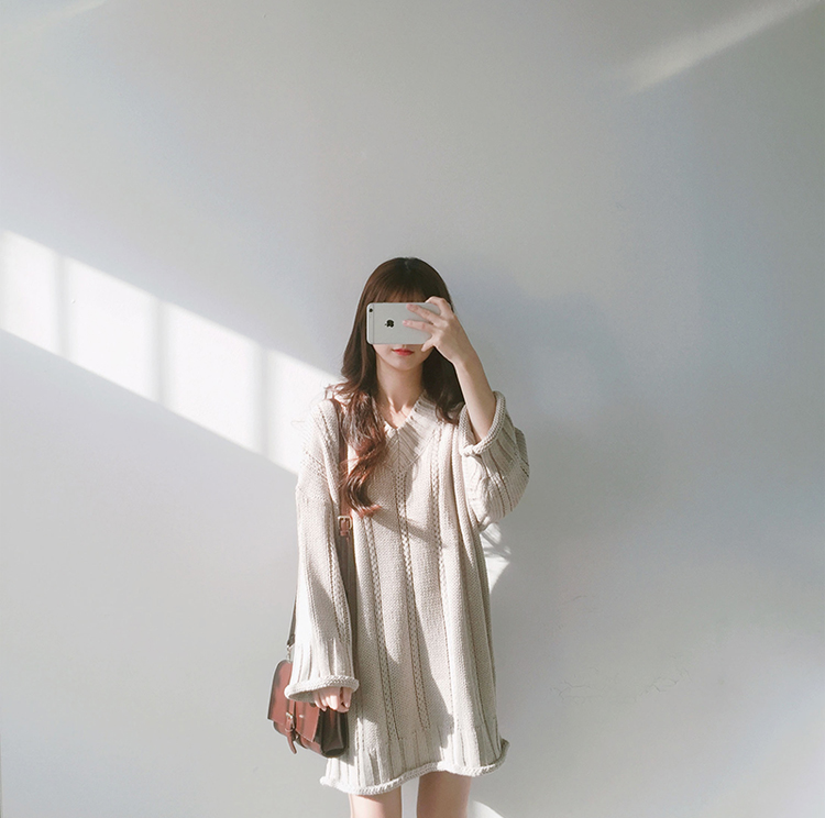 เสื้อไหมพรมตัวโคล่ง คอวี Sweater สีครีม ใส่เดี่ยวๆ หวานๆ ยาว 26.5 นิ้ว ครีม