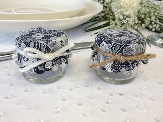 น้ำผึ้งหุ้มด้วยผ้าลูกไม้สีขาว