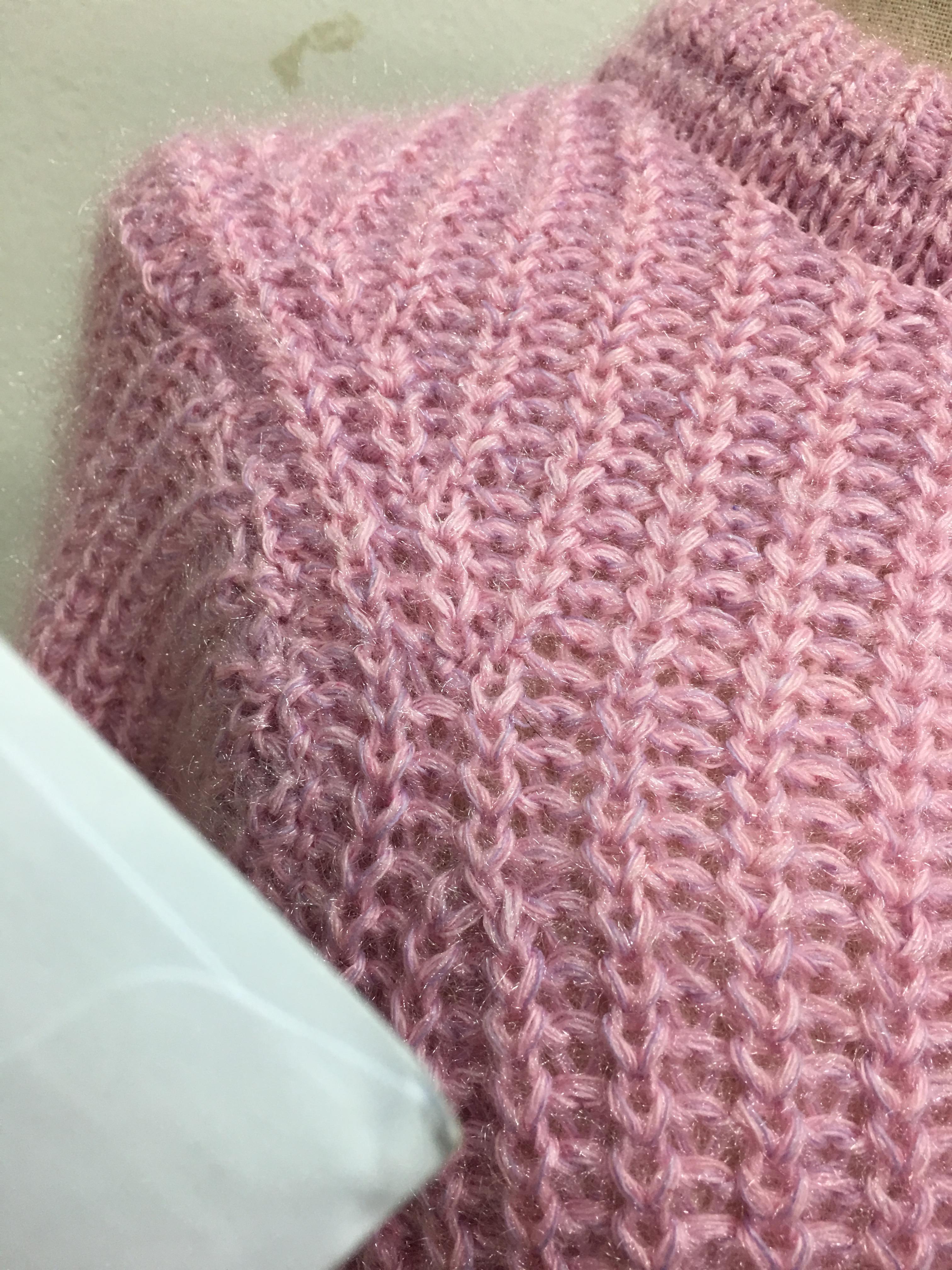 Sweater เสื้อไหมพรมถัก มีประกายวิ้งๆ ในตัว สีเทา ใส่ตัวเดี๋ยวได้เลยเก๋ๆ ยืดได้เยอะ น่ารักมากจ้าา สีเทา