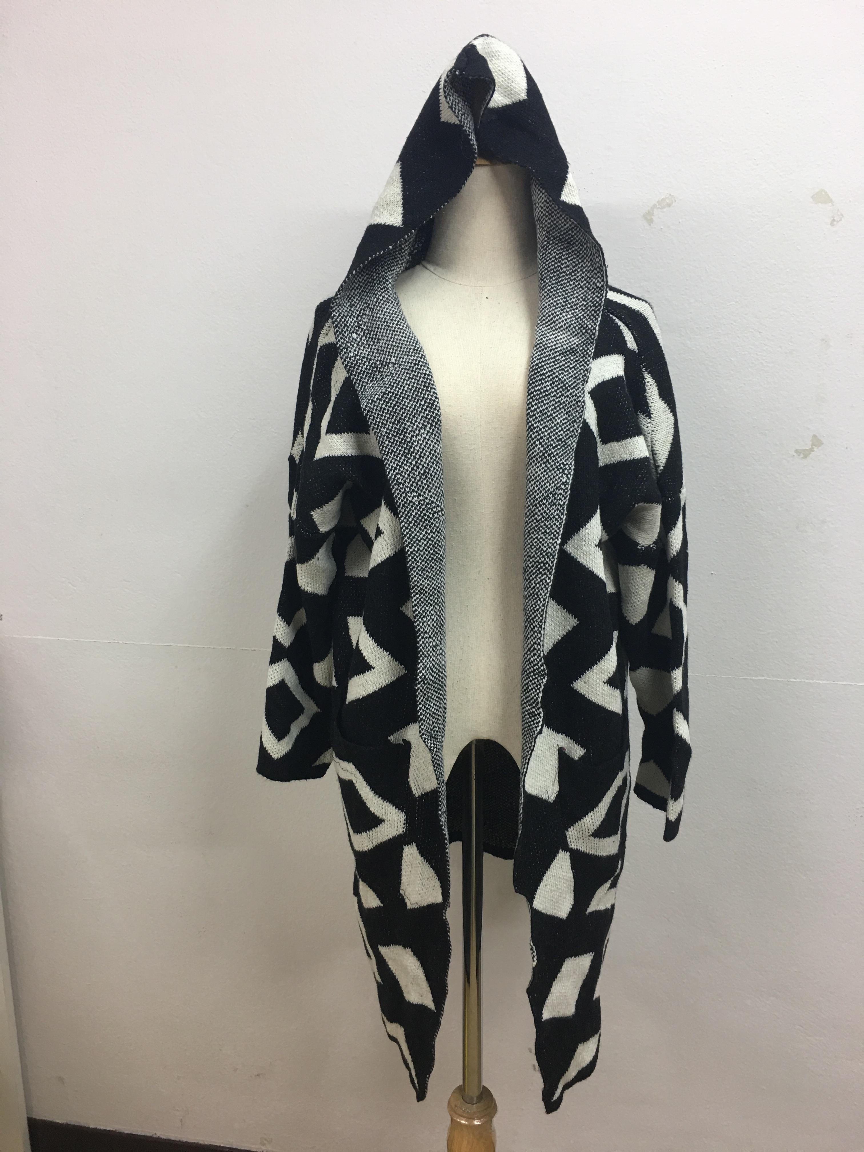 เสื้อคลุมกันหนาว ยาว 34 นิ้ว ไหมพรม มีฮู๊ด ทอลายขาวดำ เก๋ๆ