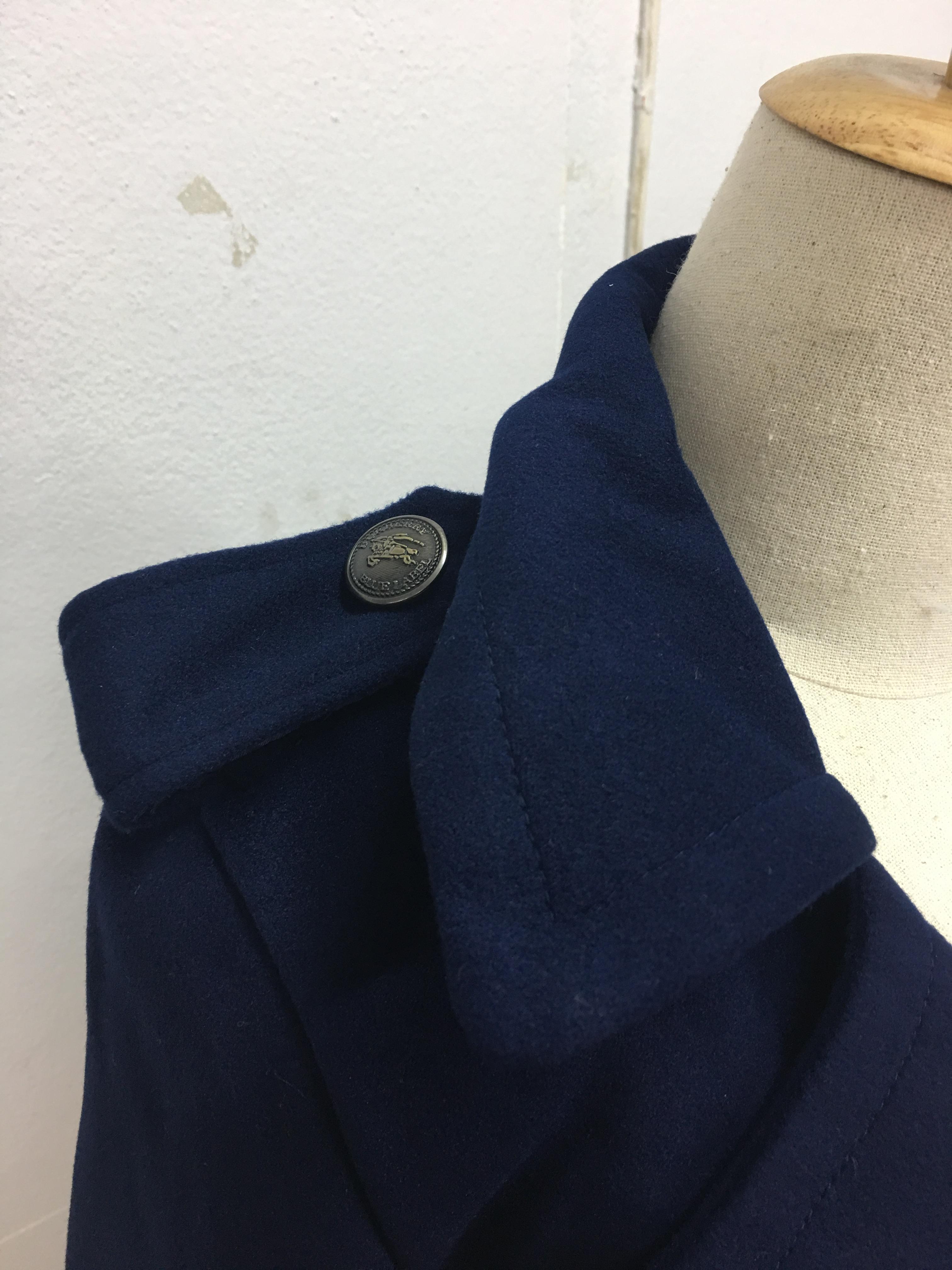 เสื้อโค้ทกันหนาว สีกรมท่า ทรงสวย รุ่นนี้ดูหรูตรงกระดุมเลยจ้า พร้อมบุซับในกันลม พร้อมส่งเลยจ้าา สีกรมท่า