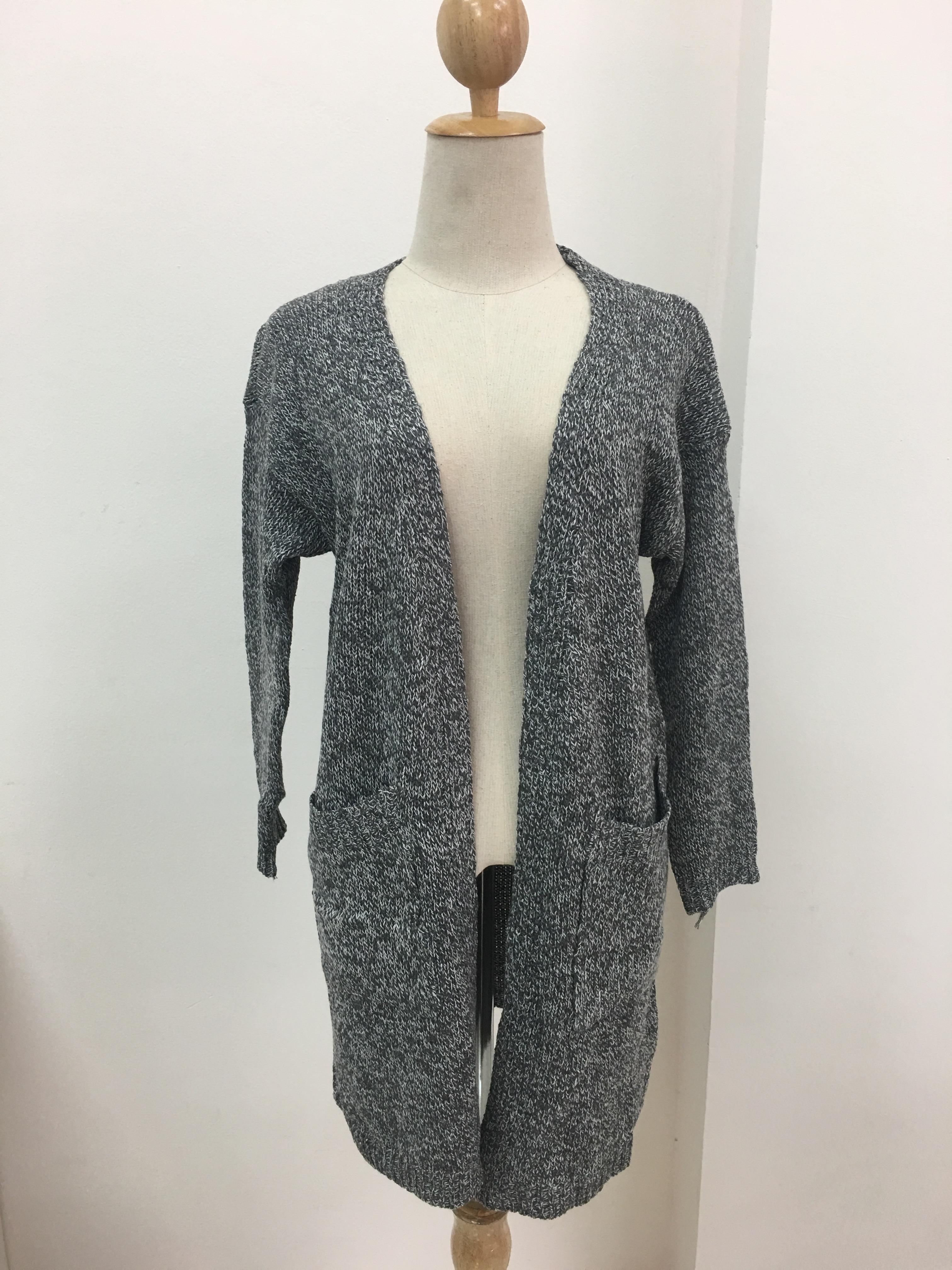 ยาว 32 นิ้ว : เสื้อคลุมไหมพรม กันหนาว แต่งลายถักเป็นช่องด้านหลัง พร้อมส่ง