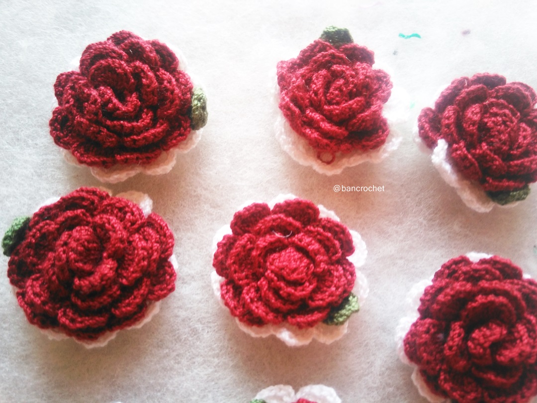 Bancrochet ดอกกุหลาบถักโครเชต์ crochet rose flowers สีแดง 1.5 นิ้ว
