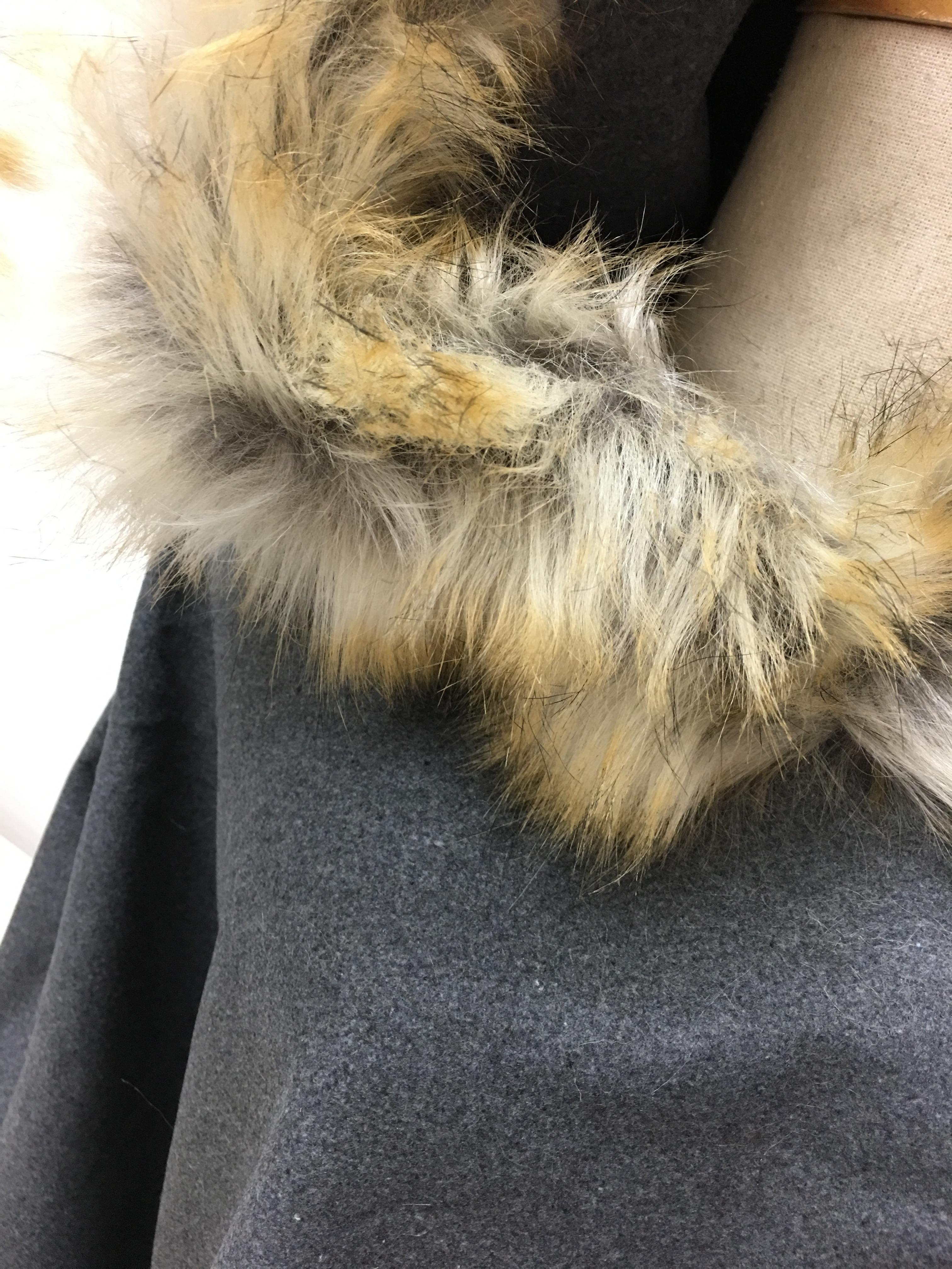 โค้ทกันหนาว ทรงโคล่ง แต่งขนเฟลอร์รอบฮูด ผ้าวูลเนื้อดี มีน้ำหนักทิ้งตัว