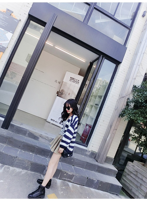 เสื้อคลุมไหมพรมถัก เนื้อนุ่ม สีกรมขาว ทรงน่ารัก พร้อมส่ง same pic