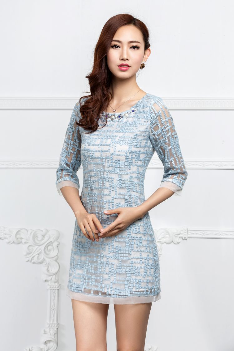 Dress4237 เดรสลูกไม้ผ้าแก้วโทนสีฟ้า คอแต่งมุก แขนยาวสี่ส่วน ซิปข้าง มีซับในอย่างดีทั้งชุด งานดีทรงดีดูสวยแพง ใส่ออกงานได้