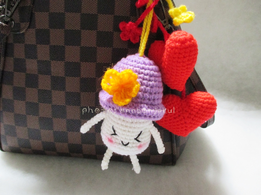 ที่ห้อยกระเป๋าเห็ดถักสีม่วงพร้อมหัวใจคู่