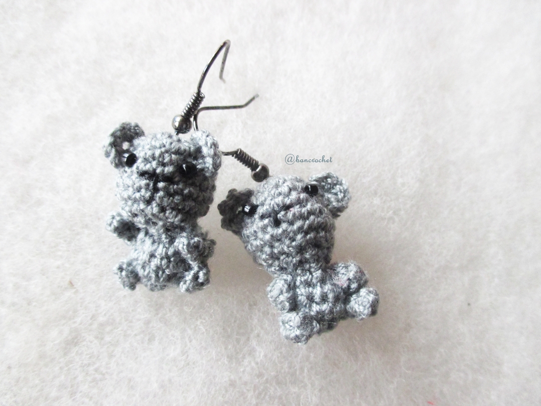 ต่างหูถัก รูปหมีเทา ขนาด 1.5 นิ้ว mimi bear amigurumi earrings crochet 1.5 inches