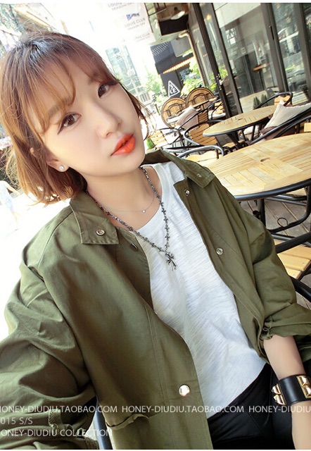 เสื้อคลุมสไตล์เกาหลี สีเขียวทหาร ทรงโคล่งสวย แต่งดีเทลด้านหลัง ผ้าเนื้อด้าน ไม่หนา ใส่คลุมกำลังดี เท่ๆ พร้อมส่งเลยจ้า สีเขียวทหาร