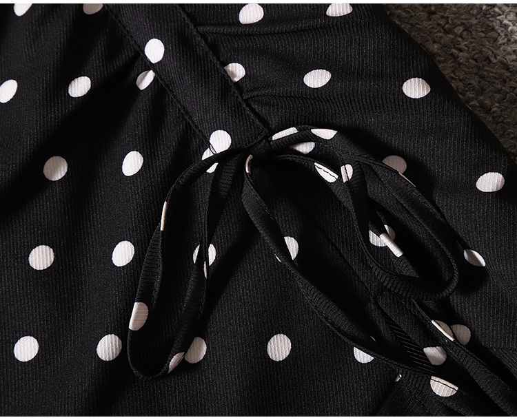 Skirt366 กระโปรงเอวสูงชายระบายลายจุดสีดำ ซิปหลัง มีซับใน ผ้าโพลีเนื้อดีเรียบสวยไม่ยับง่าย งานดีทรงดีลายสวย ดีเทลเก๋ๆ ดีงาม แมทช์กับเสื้อทรงไหนก็เข้า ใส่เที่ยว/ใส่ทำงานได้