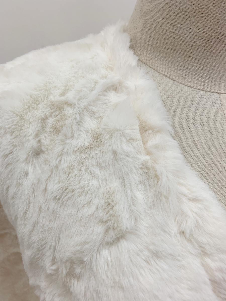 เสื้อกันหนาว แขนยาว ขนแมวนุ่มสุดๆ ใส่แล้วเป็นคุณหนูขึ้นมาทันที งานดีพร้อมส่งจ้า สีขาวครีม