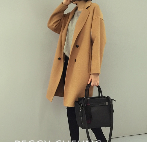 เสื้อโค้ทกันหนาว ทรงสวย สีน้ำตาล แบบผู้ดี ผ้าวูลผสมผิวสัมผัสดี ผ้าเนื้อหนา บุซับในกันลม จะใส่คลุม หรือใส่เป็นเสื้อโค้ทปกติก็เก๋ค่า งานดีเลยน้ารุ่นนี้ พร้อมส่งจ้า