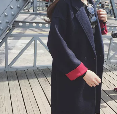 เสื้อโค้ททรงเก๋ ผ้าวูทรงแข็งเนื้อดี บุซับในกันลม แต่งพับแขนสีแดง ชายรุ่ยเซอร์ๆ งานเก๋มาก พร้อมส่ง สีเทา/สีกรม กดเลือกด้านล่างได้เลยค่ะ