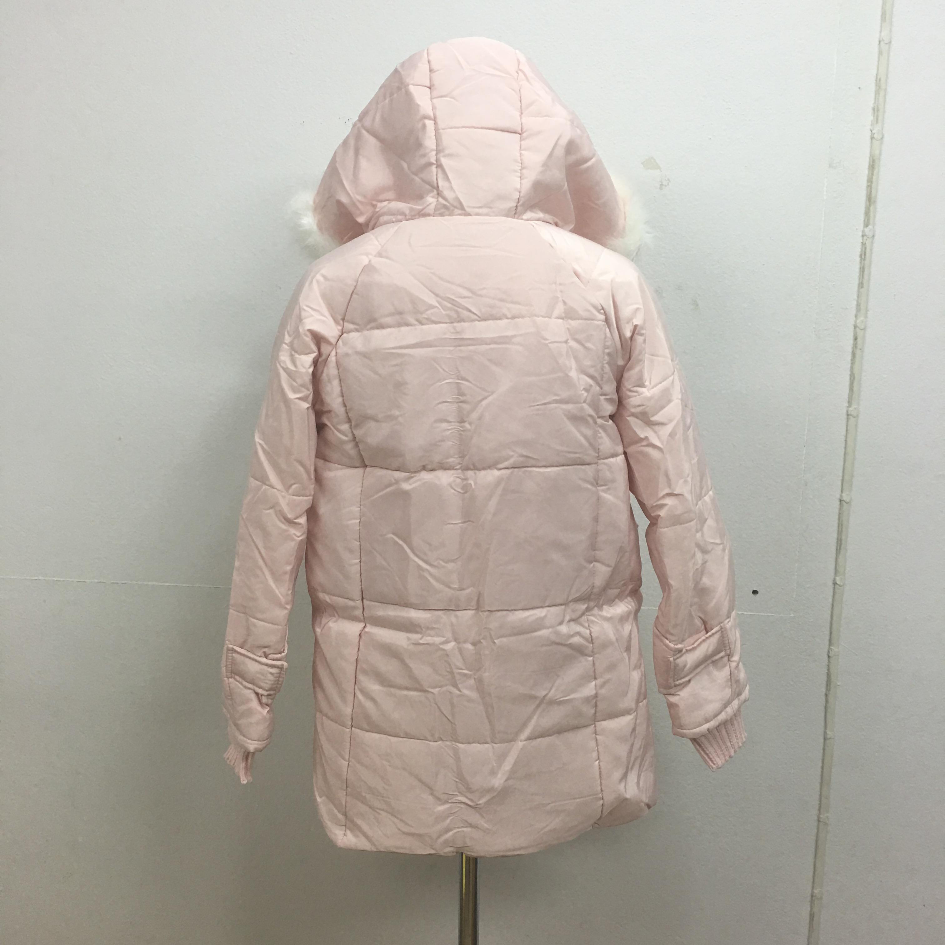 เสื้อโค้ทกันหนาว สีชมพูอ่อน ประดับเฟอร์สีขาวขนสั้นเนื้อแน่นที่ฮู้ด ผ้าร่มเนื้อดีกันลม แต่งไฟมพรมถักช่วงปลายแขนและกระเป๋า ซิปหน้า เกาหลีมากๆ พร้อมส่งเลยจ้า ชมพูหม่น แต่ออกเป็นสีชมพูมากกว่าในภาพนะคะ แต่เฟลอสีขาว น่ารักค้่่