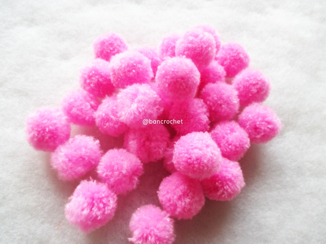 ปอมปอมไหมพรม ขนาด 2.5-3 ซม pom poms crochet ชมพูเข้ม 2.5-3 ซม.