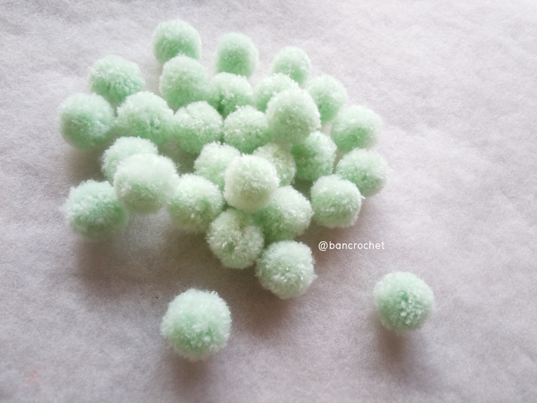 ปอมปอมไหมพรม ขนาด 2.5-3 ซม pom poms crochet เขียวอ่อน 2.5-3ซม.