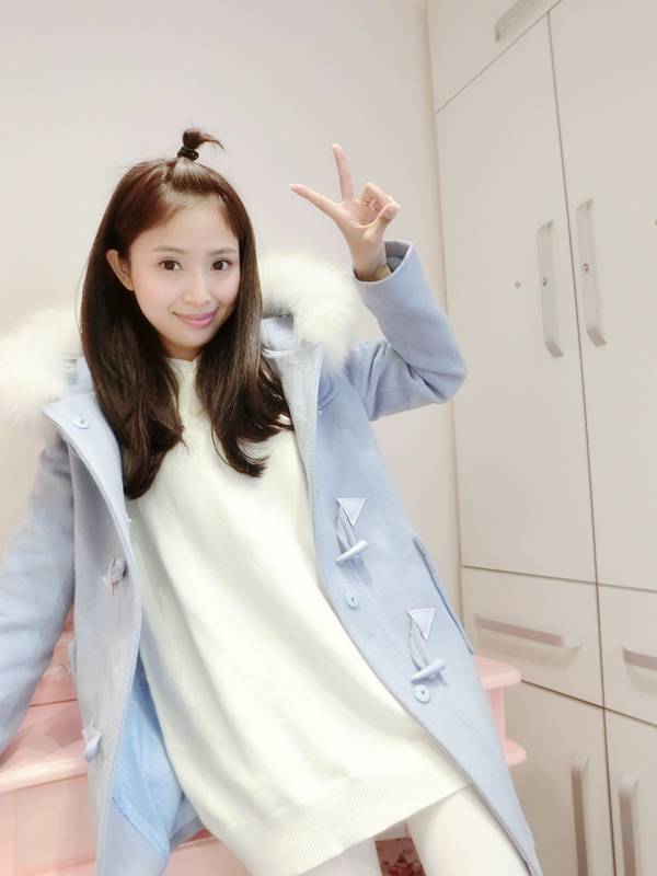 เสื้อโค้ท สีฟ้าน่ารัก แต่งขนเฟลอรอบฮู้ด (ถอดฮูดไม่ได้นะคะ) น่ารักมาก ราคาไม่แรง เนื้อผ้าสักกะหลาดบุซับในกันลม เนื้อผ้าไม่หนา (ตัวขนของจริงจะฟูประมานครึ่งนึงของในรูปจ้า) สีฟ้า