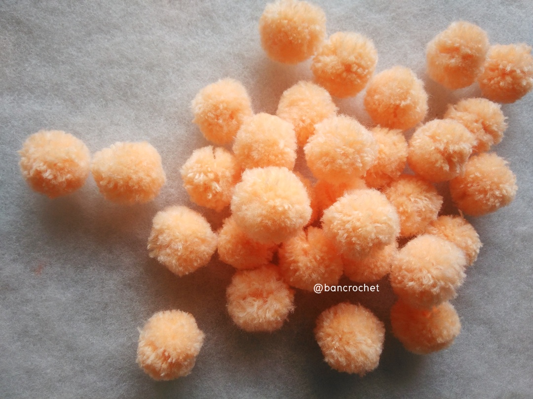 ปอมปอมไหมพรม ขนาด 2.5-3 ซม pom poms crochet ส้มอ่อน 2.5-3ซม.