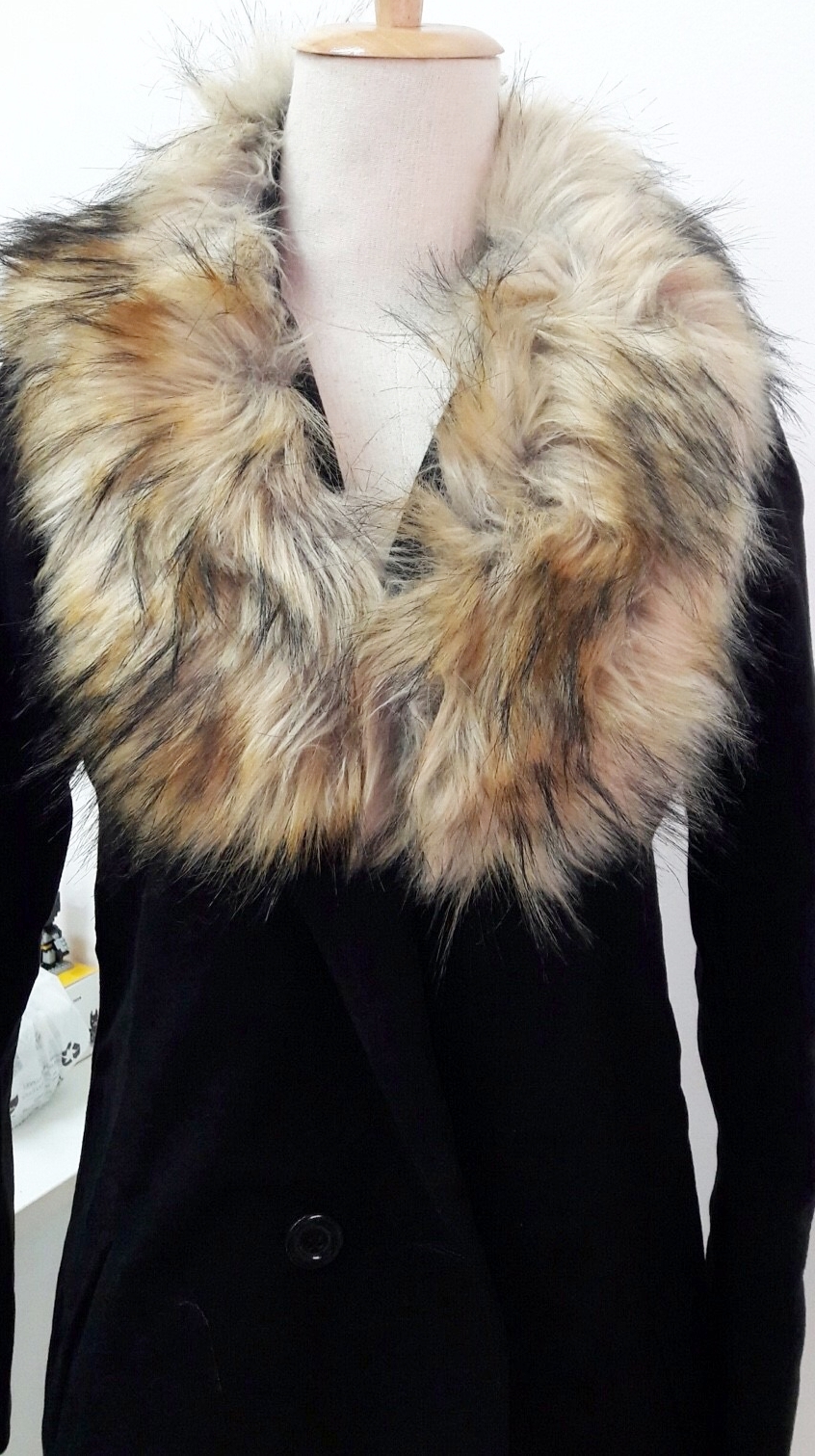 ขนเฟอร์ fur สีน้ำตาลอ่อนแซมดำ ขนฟู ใช้ติดเสื้อหนาว หรือใช้พันคอเพิ่มความเก๋ มิกได้กับทุกชุด มาพร้อมกระดุมใส
