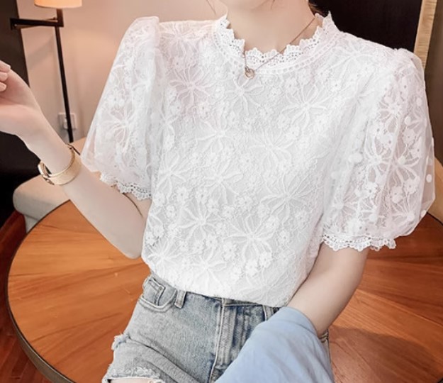 เสื้อลูกไม้ แฟชั่น เสื้อผ้าลูกไม้ แบบวัยรุ่น แขนสั้น แขนพอง สีดำ และ สีขาว ใส่เข้ากับ กางเกงขาสั้น น่ารัก ๆ 115557