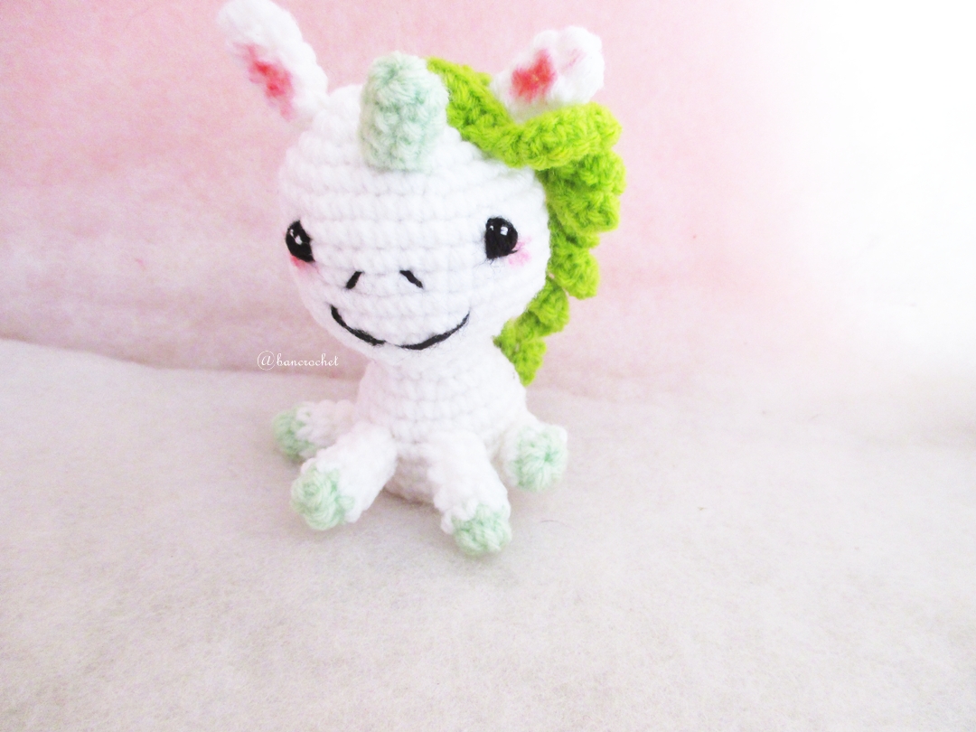 พวงกุญแจยูนิคอร์นถักไหมพรม สีเขียว ขนาด 4 นิ้ว unicorn crochet keychain 4 inch