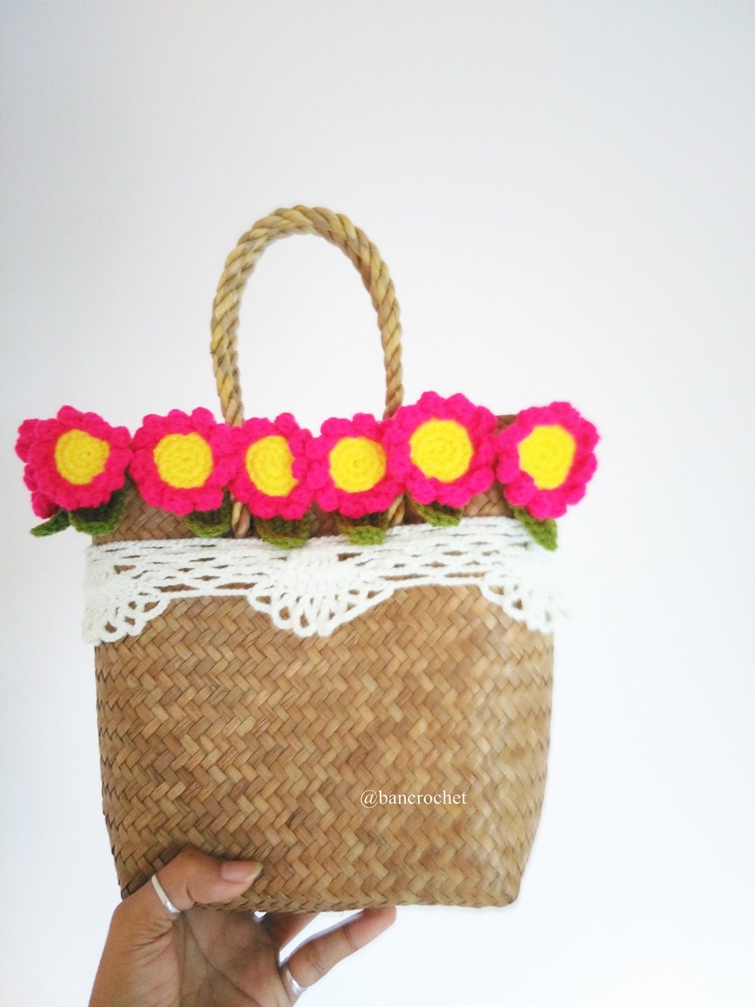 กระเป๋ากระจูดสาน ประดับดอกไม้ ขนาด 7*7*3.5*9.5 นิ้ว basket weave bags ธรรมชาติ 7*7*3.5*9.5 นิ้ว