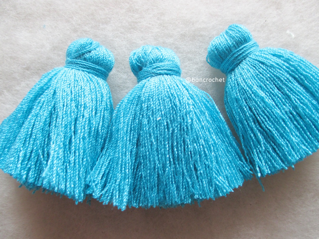 พู่แบบหนาฟู ขนาด 2 นิ้ว 4 ply tassel crochet acrylic yarn 4 ply ฟ้าเข้ม 2 นิ้ว