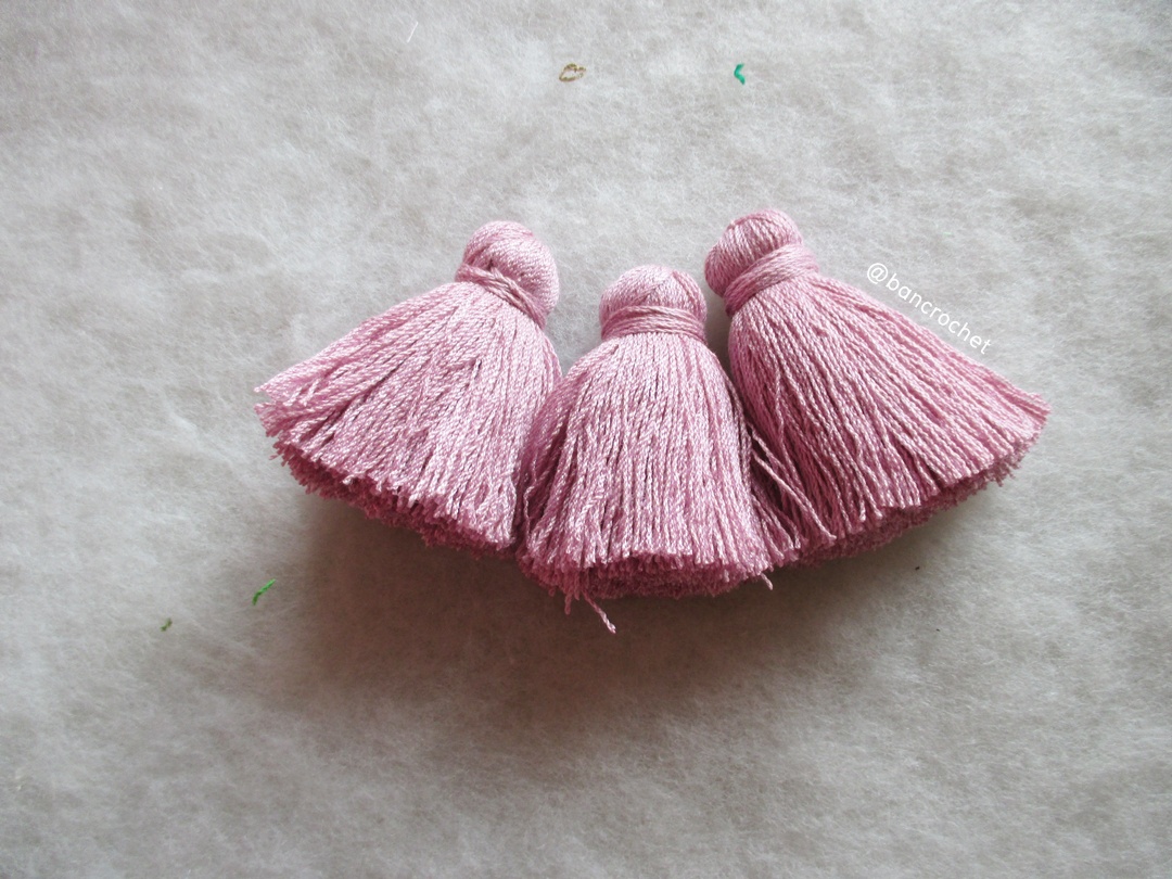 พู่แบบหนาฟู ขนาด 2 นิ้ว 4 ply tassel crochet acrylic yarn 4 ply ชมพูกะปิ 2 นิ้ว