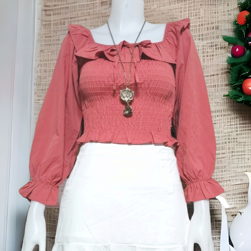 Blouse3919 เสื้อเปิดไหล่แขนยาวดึงยางรอบบ่าแต่งระบาย ผูกโบว์อก สม็อครอบตัว ใส่เปิดไหล่หรือเกาะไหล่ก็ได้ ผ้าไหมอิตาลีเนื้อดีนุ่มใส่สบายไม่ยับง่าย งานน่ารักแมทช์กับอะไรก็เข้า มี 2 สี ขาว, แดงปูน
