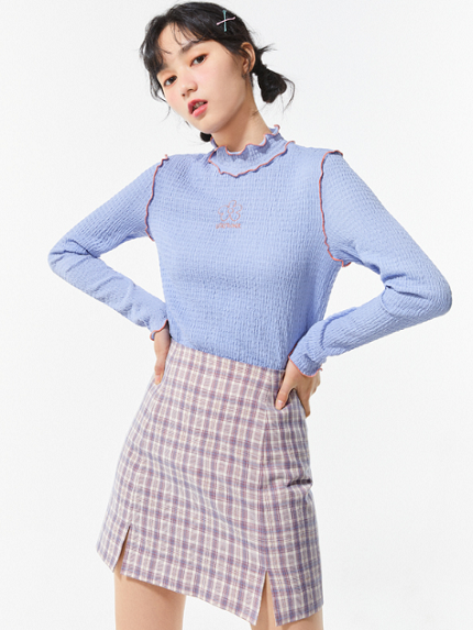 สาวตัวเล็กแต่งตัวใส่เสื้อคอบัวแขนยาวกับกระโปรงทรงเอลายตารางสีม่วง