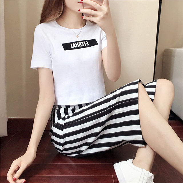 Trousers513 กางเกงขายาวห้าส่วนลายทางสีขาวดำซิปหน้ากระเป๋าข้างและหลัง ผ้าคอตตอนลินินเนื้อดีหนาสวย งานน่ารักเก๋ๆ ชิคๆ แมทช์กับเสื้อสไตล์ไหนก็น่ารัก