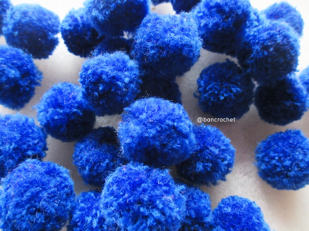 ปอมปอมไหมพรม ขนาด 2.5-3 ซม pom poms crochet น้ำเงิน 2.5-3 ซม.