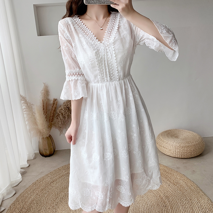Dress4720 เดรสยาวชีฟองสีขาวปักลูกไม้ลายดอกทั้งตัว คอวีแต่งเชือกผูกไขว้ แขนยาวสี่ส่วนระบายแต่งลูกไม้ ซิปข้าง เอวสม็อคยางยืด ผ้าชีฟองเกรดพรีเมียมเนื้อดีนุ่มน่าใส่ มีซับในอย่างดี งานสวยหรูดีเทลดีงามดูสวยแพง ใส่เที่ยว/ใส่ออกงานได้