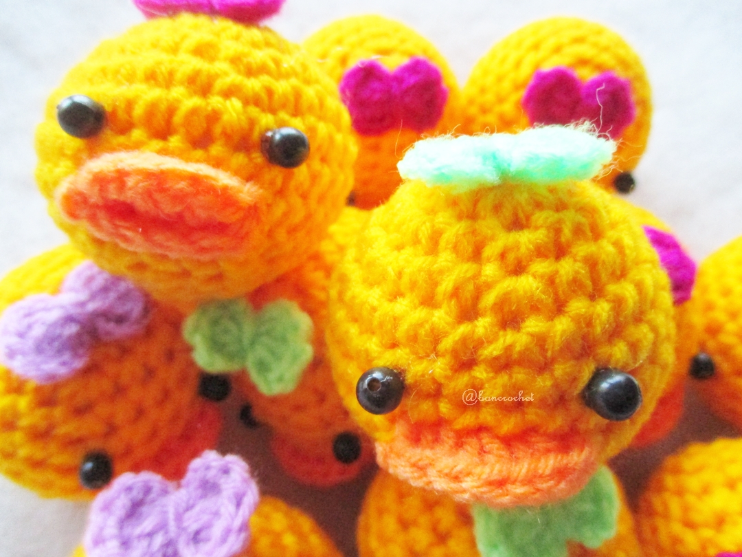 พวงกุญแจหัวตุ๊กตาเป็ดถักโครเชต์ duck crochet keychain