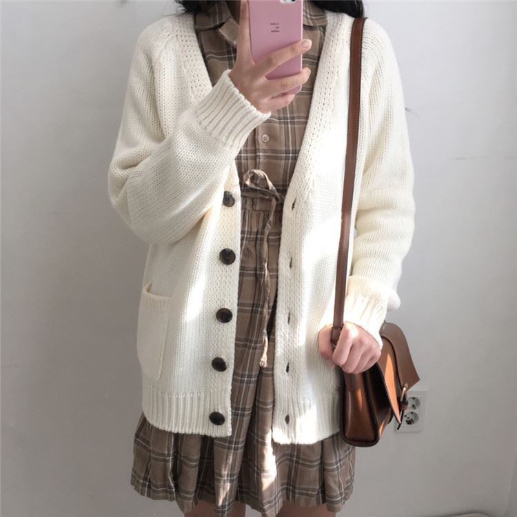 เสื้อคลุมไหมพรมถักทรงสวย เนื้อนิ่มยืดได้เยอะ ทรงน่ารักงานดี พร้อมส่งเลยจ้า ขาวครีม