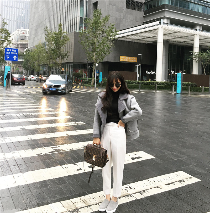 เสื้อกันหนาว สีเทาเข้ม เนื้อผ้าคล้ายๆหนังกลับ+กำมะหยี่ แต่งขนแกะด้านใน ดูดี อุ่นนนน แบบเก๋สุดๆ พร้อมส่ง งานตามแบบ