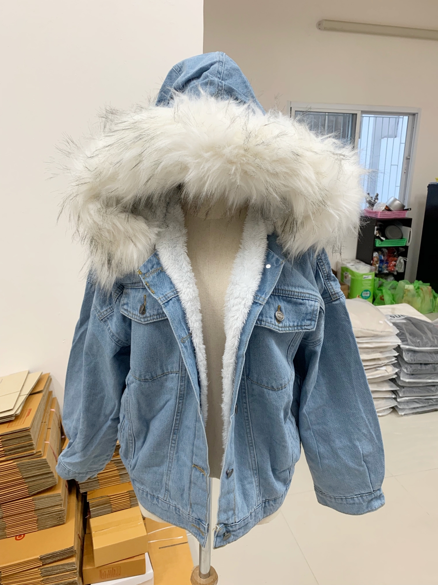 เสื้อกันหนาว ช่วงตัวเป็นผ้ายีนส์ ด้านในบุขนช่วงตัว ช่วงแขนบุซับในกันลม พร้อมขนเฟลอฟูนุ่มมาก งานดี การรันตีจ้า มี 3 สีน้า same pic