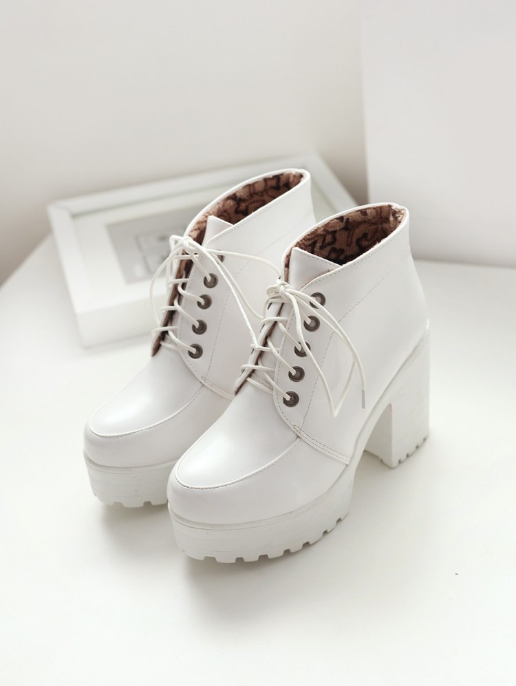 Boots รองเท้าบูท หนังแต่งเชือกสีขาวน่ารัก ด้านในเป็นกำมะหยี่ งานดีเหมือนแบบค่ะ แถมที่รองเท้าขนแกะนุ่มๆด้วยน้าาา