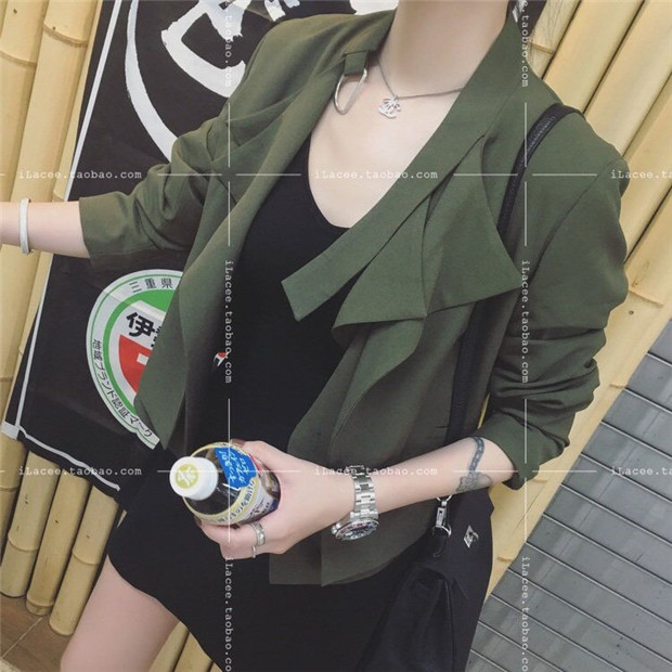 เสื้อคลุมตัวสั้น แต่งปก 2 ชั้น ทรงสวย สีเขียวทหาร ผ้าเนื้อดี ทิ้งตัว ไม่หนามาก ใส่คลุมกำลังดี เท่ๆ สีเขียวทหาร