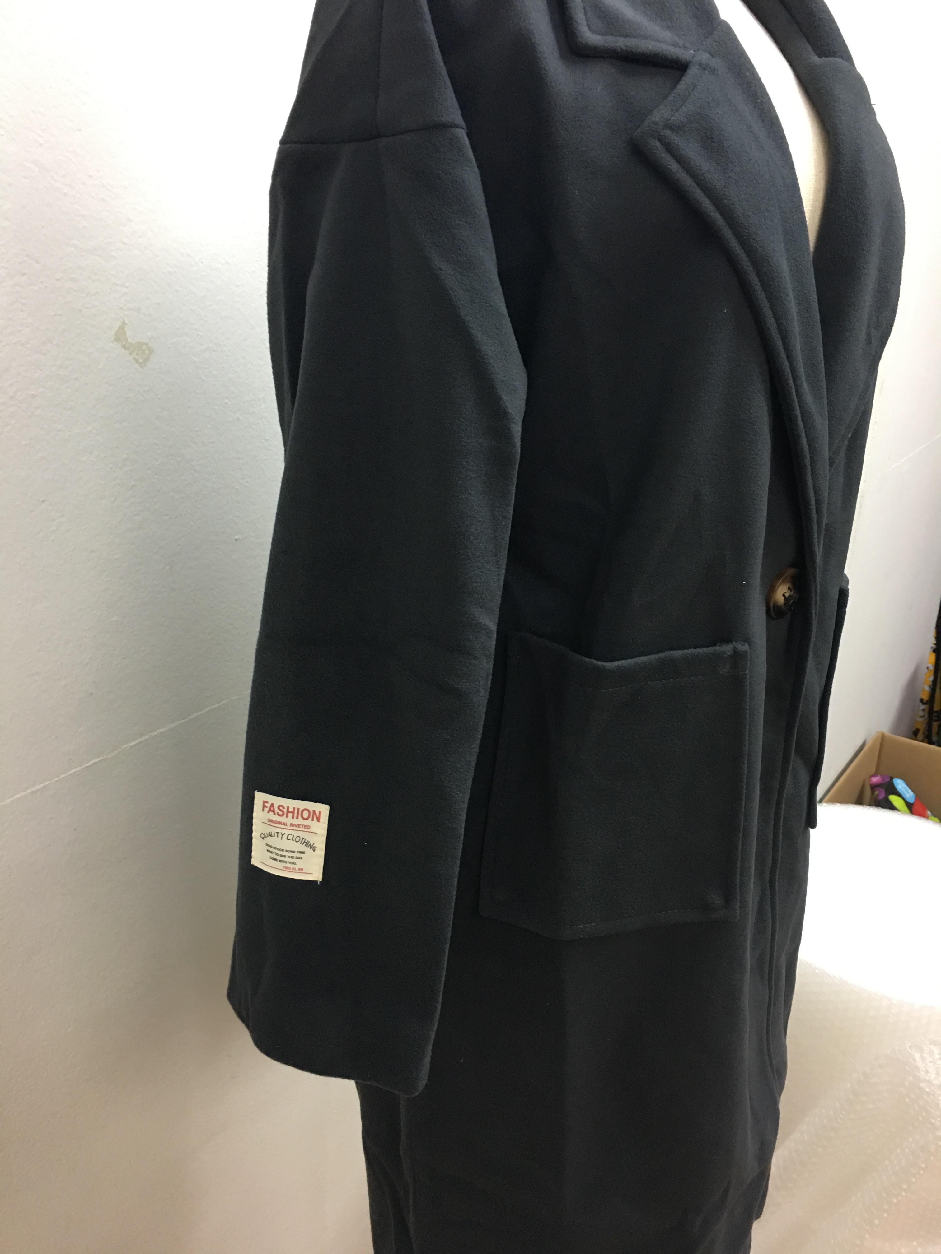 เสื้อโค้ททรงสวย แบบผู้ดี ผ้าวูลผสม เนื้อไม่หนา ทรงแข็ง บุซับในกันลม จะใส่คลุม หรือใส่เป็นเสื้อโค้ทปกติก็เก๋ค่า งานโอเคเลยน้ารุ่นนี้ พร้อมส่งจ้า สีน้ำตาล,สีเทา