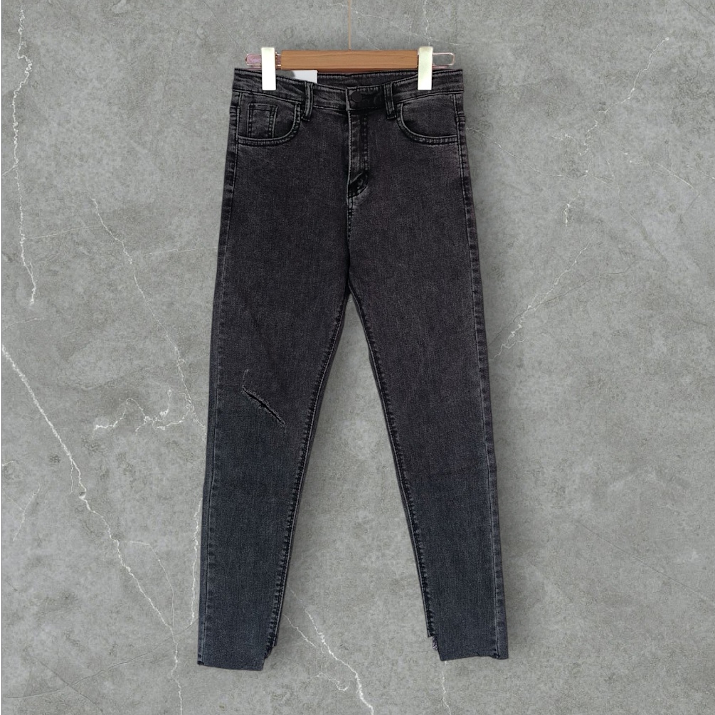 Jeans352 กางเกงยีนส์ขายาวทรงเดฟสีดำปลายขาแต่งขาด ผ้ายีนส์แท้ยีนส์ฟอกยืดนิ่ม แฟชั่นนำเข้าเกรดพรีเมียม ผ้านุ่มน่าใส่ทรงสวยงานดี แมทช์กับอะไรก็เข้า