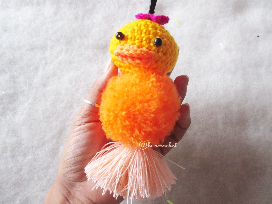 พวงกุญแจปอมปอมเป็ดเหลือง pompoms duck crochet keychain