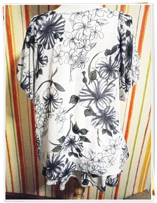Used เสื้อผ้าซีฟอง ตัวใหญ่ใส่สบาย เสื้อผู้ใหญ่ แบบสวย ลายดอกไม้สีเทา เนื้อผ้า 2 ชั้น แขนตุ๊กตา รอบอก 40 นิ้ว no u003
